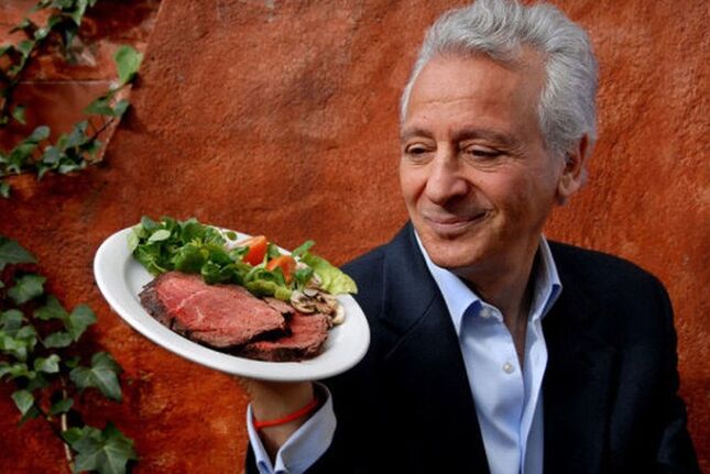 Pierre Ducan avec un plat de viande et de légumes